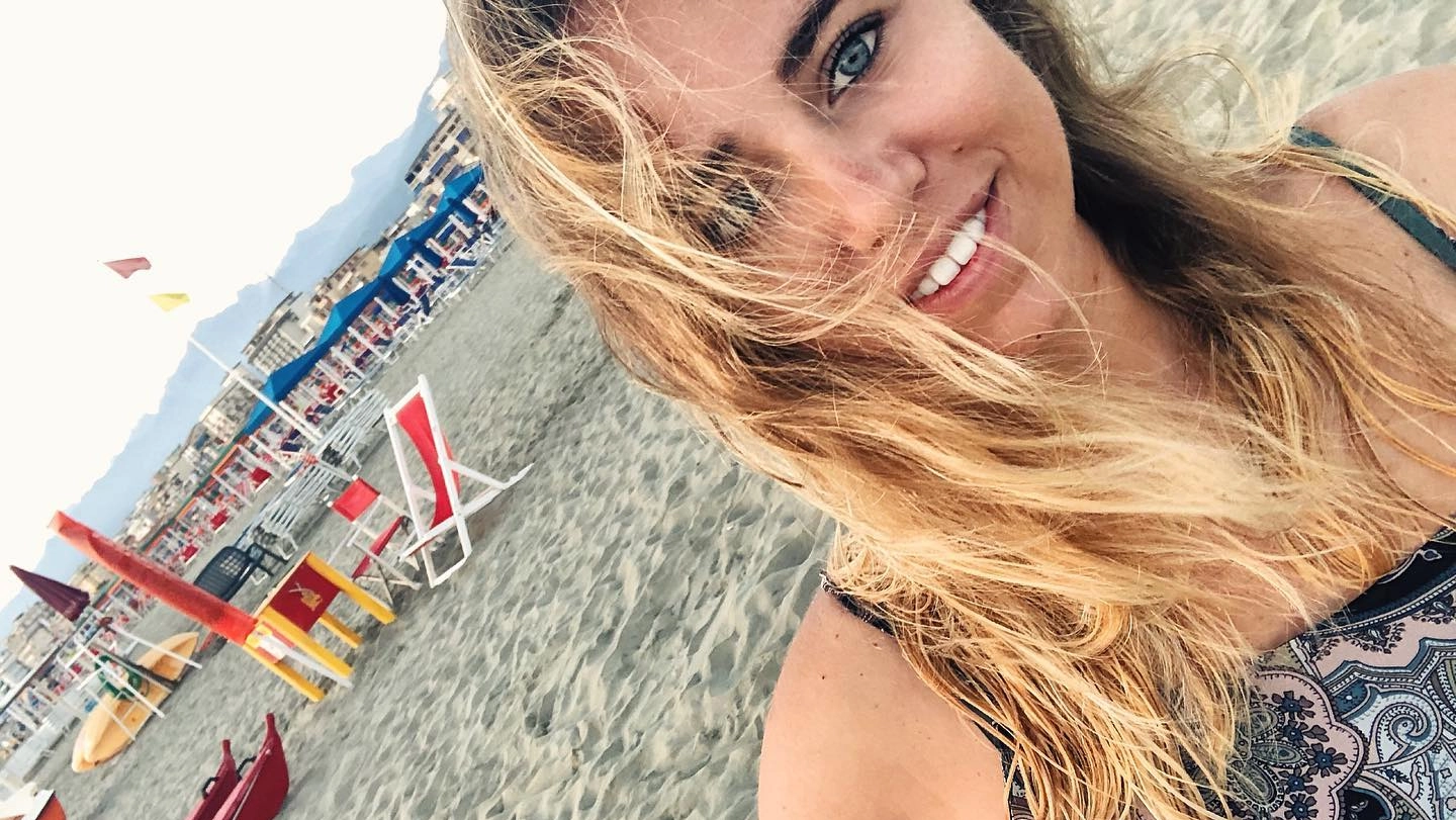 Susanna Camerini, 25 anni, in spiaggia al Lido di Camaiore