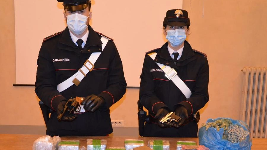 I carabinieri con parte della droga sequestrata