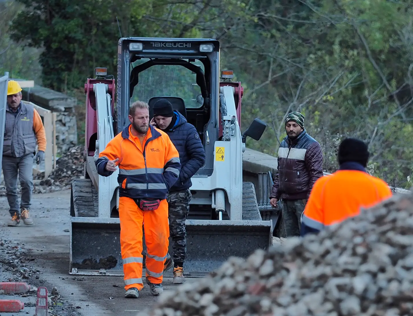 La frana? "Si risolve allargando la strada"