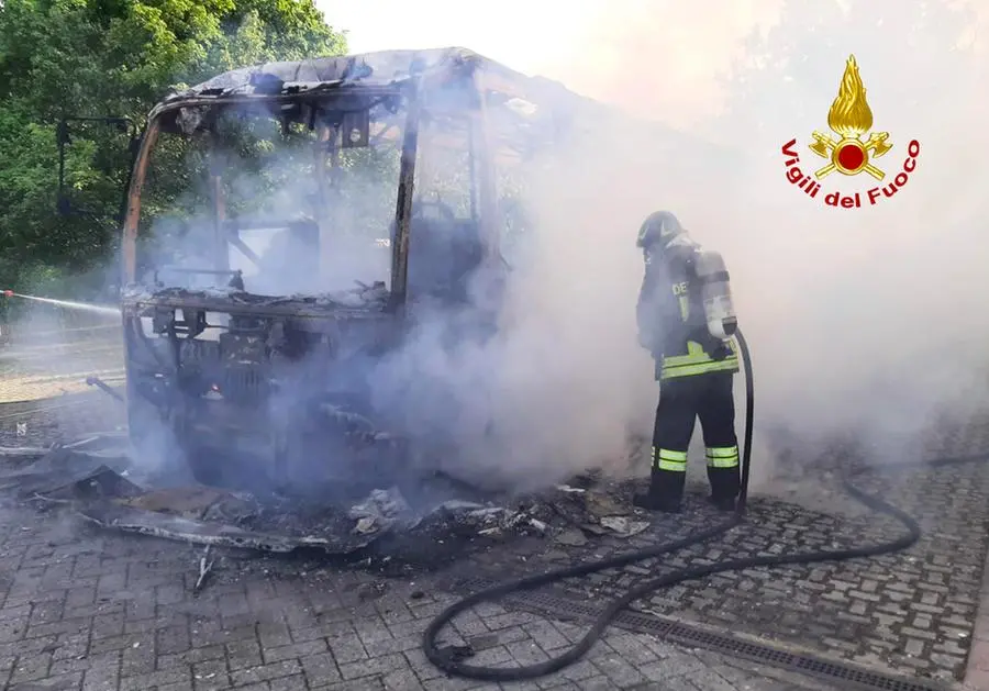 Autobus distrutto dalle fiamme