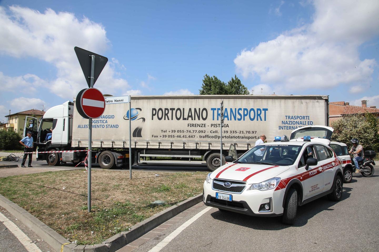 Tragedia In Strada, Travolta E Uccisa Da Un Camion Alla Rotatoria