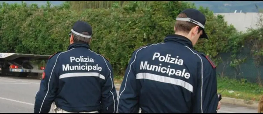 Prato: finisce con l'auto contro una casa e provoca una fuga di gas