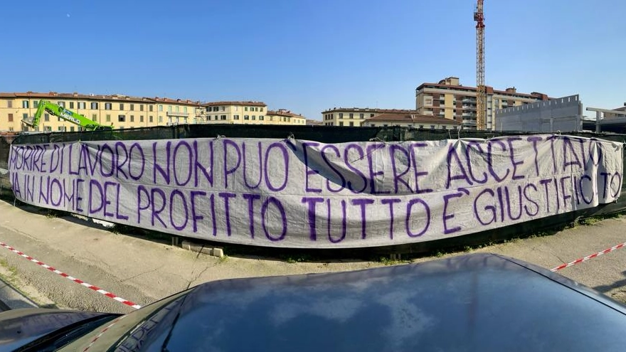 Lo striscione dei tifosi della Fiorentina: "Morire di lavoro non può essere giustificato, ma in nome del profitto tutto è giustificato" (Foto Marco Mori / New Press Photo)