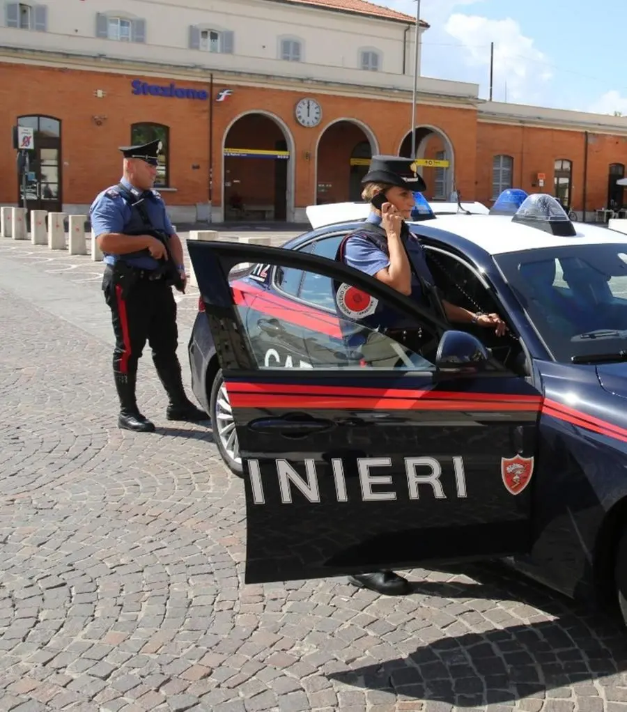 Giovane ubriaco semina il panico a scuola