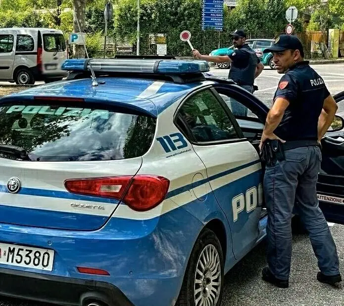 Aveva in auto una finta paletta segnaletica dei Carabinieri e un