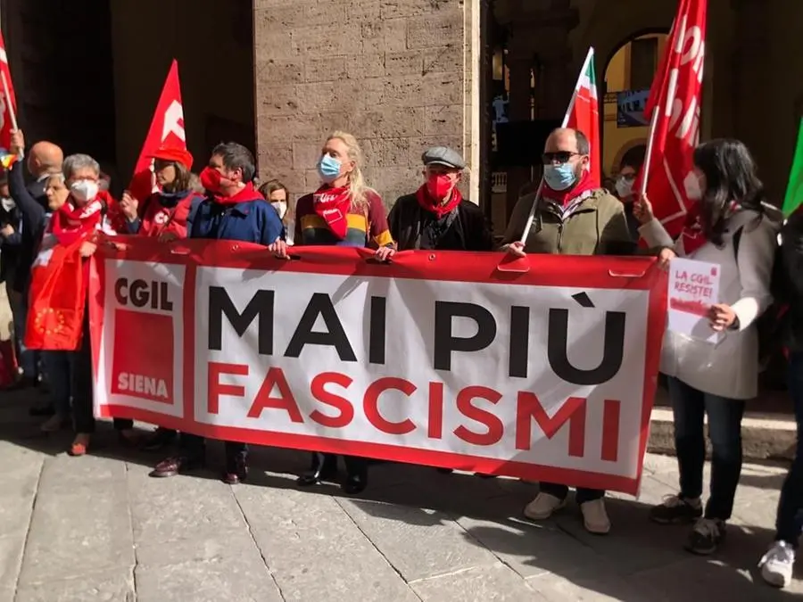 Scritte fasciste e omofobe all'università, 200 in protesta: "Mai più fascismi"