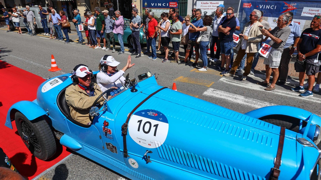 Mille Miglia, la grande festa  Due ali di folla sulle strade   al passaggio delle ’regine’