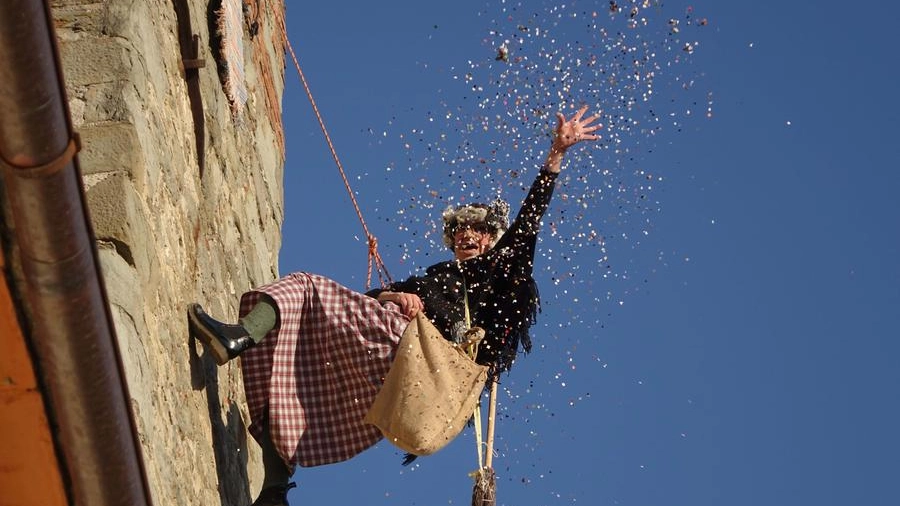 Doni ai bambini grazie ai muratori di «Edilizia Acrobatica». Feste anche in via Roma e piazza d’Armi. E ancora ad Avenza, Fossone e Bedizzano