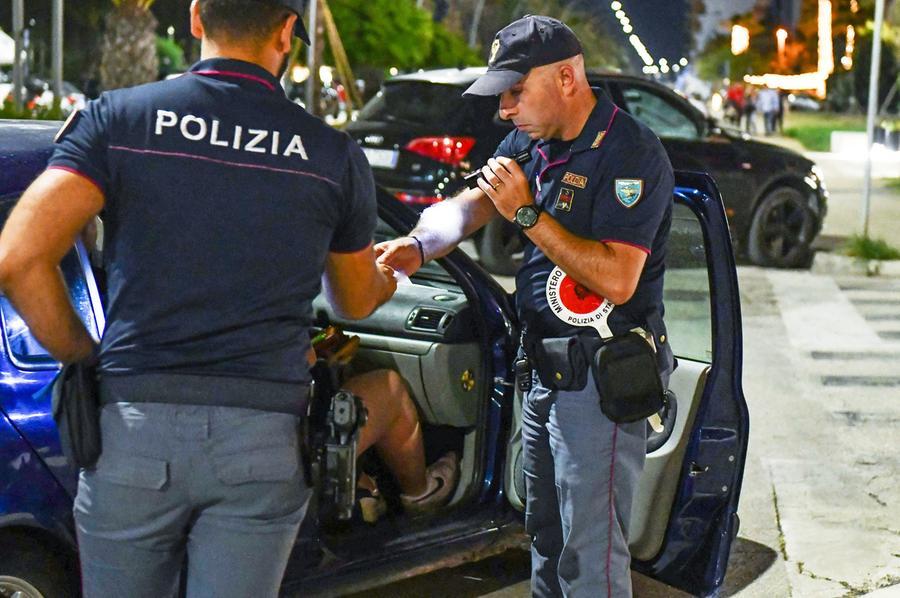 Firenze Lite Nella Notte Fra Due Ventenni Uno Preso A Bottigliate In Faccia