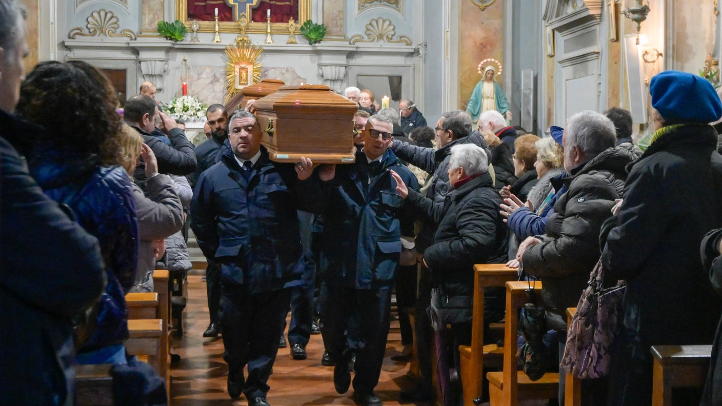 Tantissime le persone presenti alla chiesa di San Giorgio, tra sconcerto e commozione per la notizia sull’omicidio