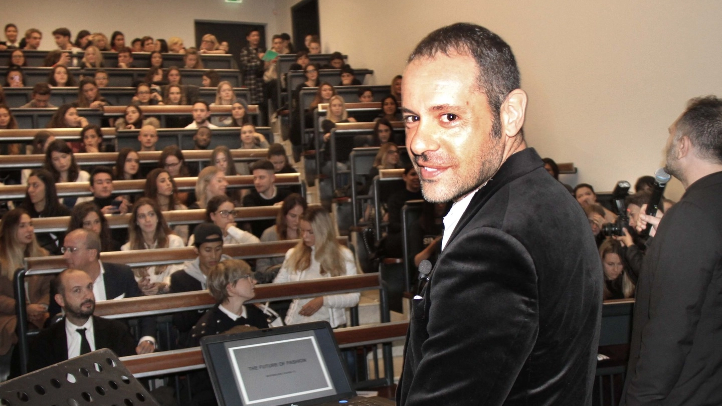 Massimiliano Giornetti davanti agli studenti del Polimoda (New Press Photo)