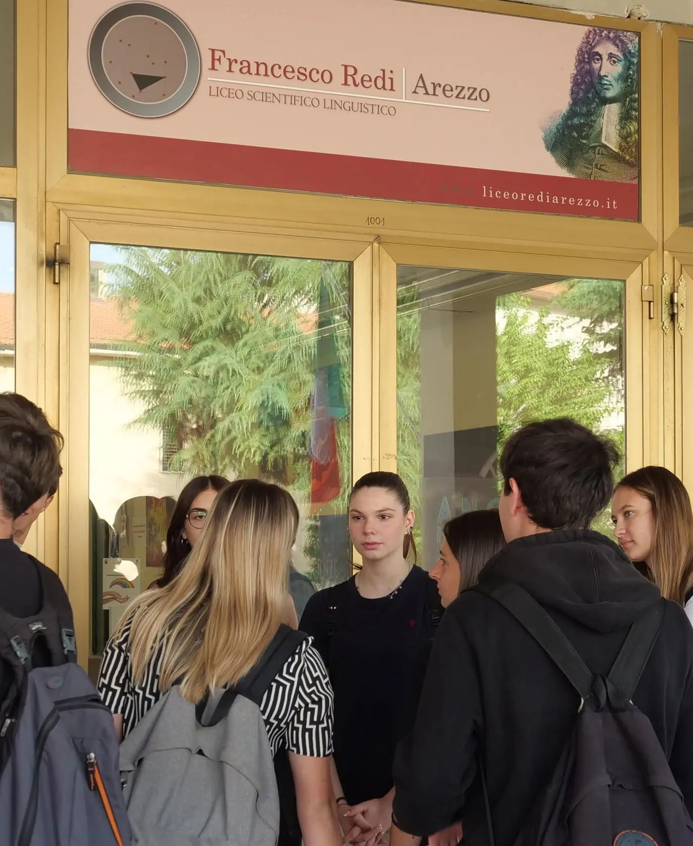 Il liceo Redi compie un secolo. Flash mob e magliette per la festa