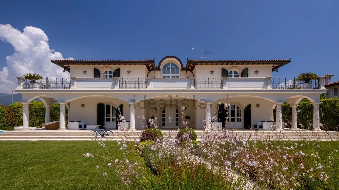 Una lussuosissima villa a Forte dei Marmi