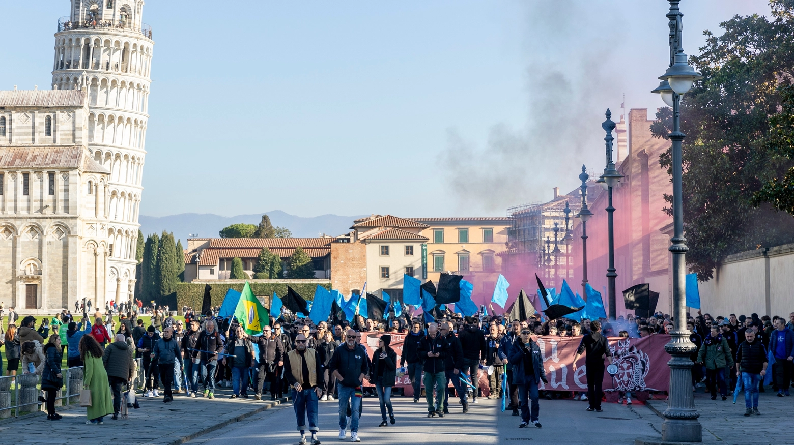 Il corteo dei tifosi del Pisa