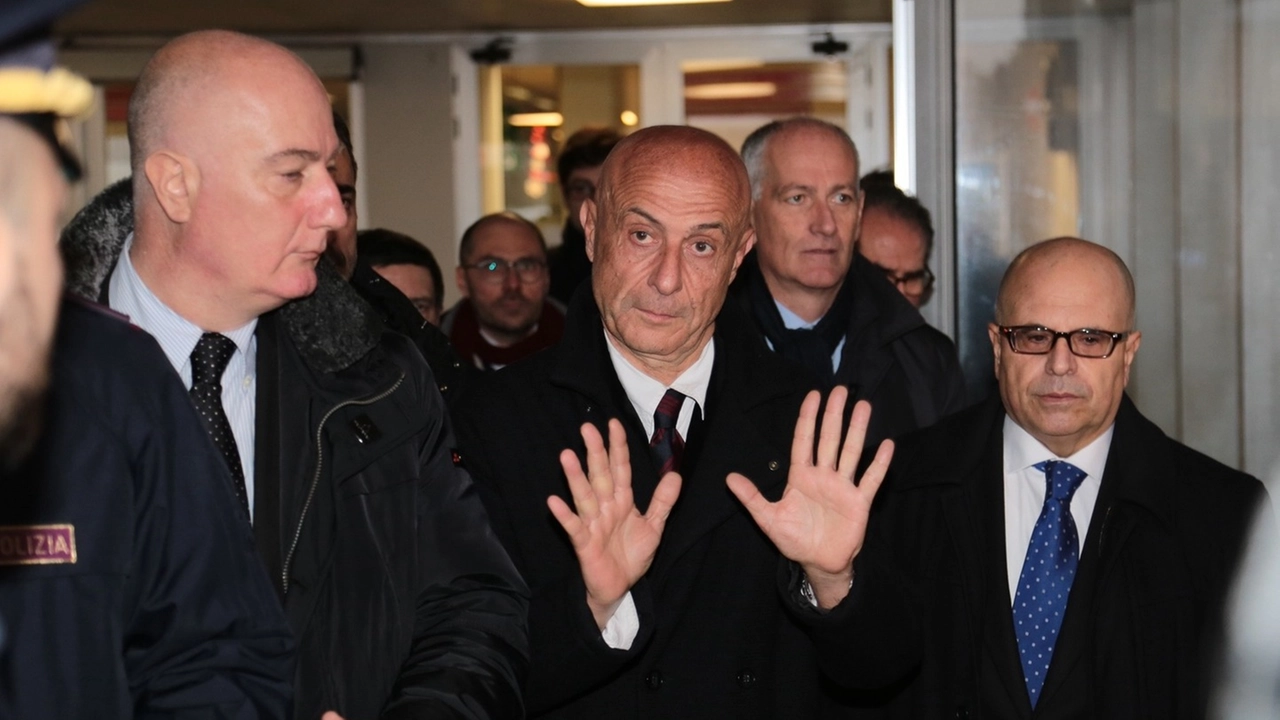 Minniti, Intini e Creazzo ieri hanno visitato l’arteficiere ferito