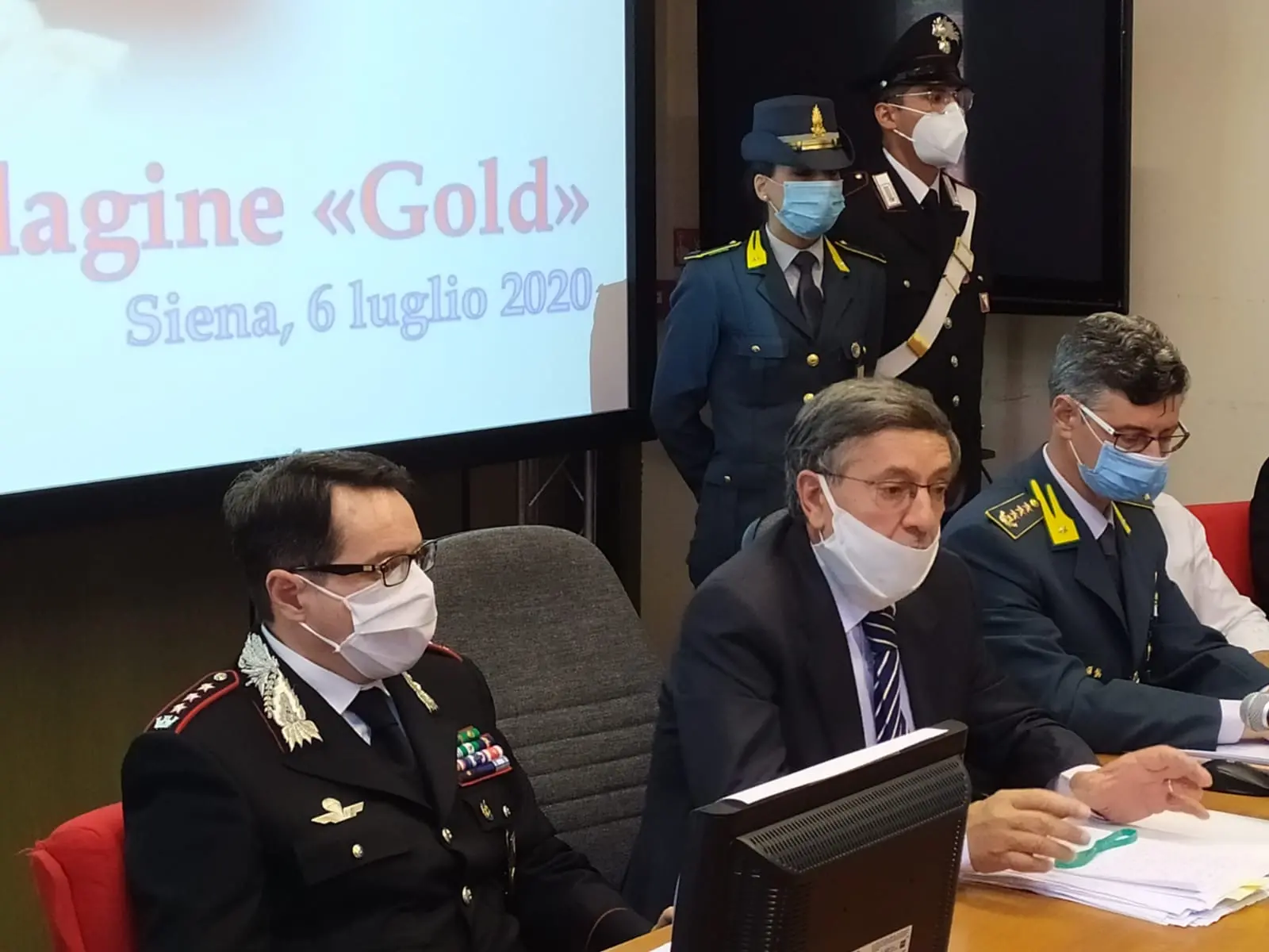 Tassi di interesse fino al 912%, arrestati marito e moglie