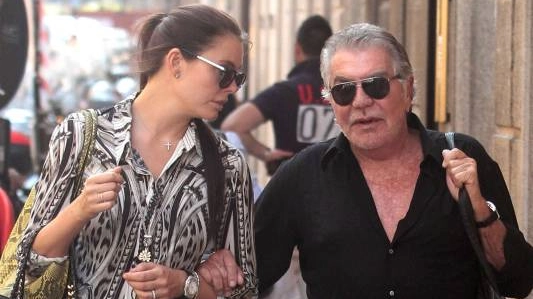 Roberto Cavalli passeggia con la fidanzata Sandra Nilsson