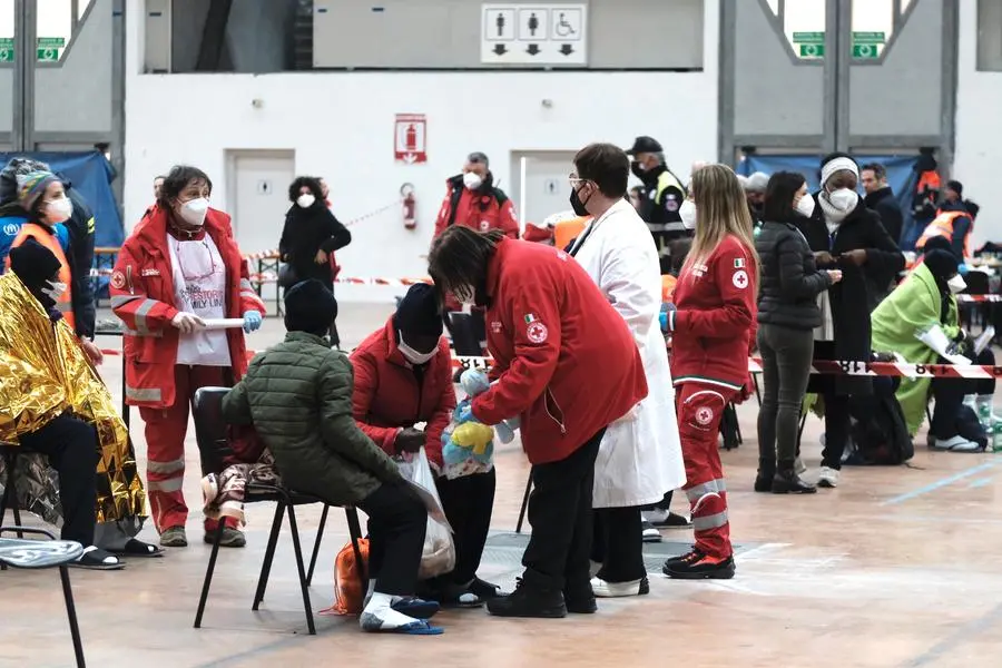 Migranti, lo sbarco a Carrara. "Lavoro di squadra per l'accoglienza"