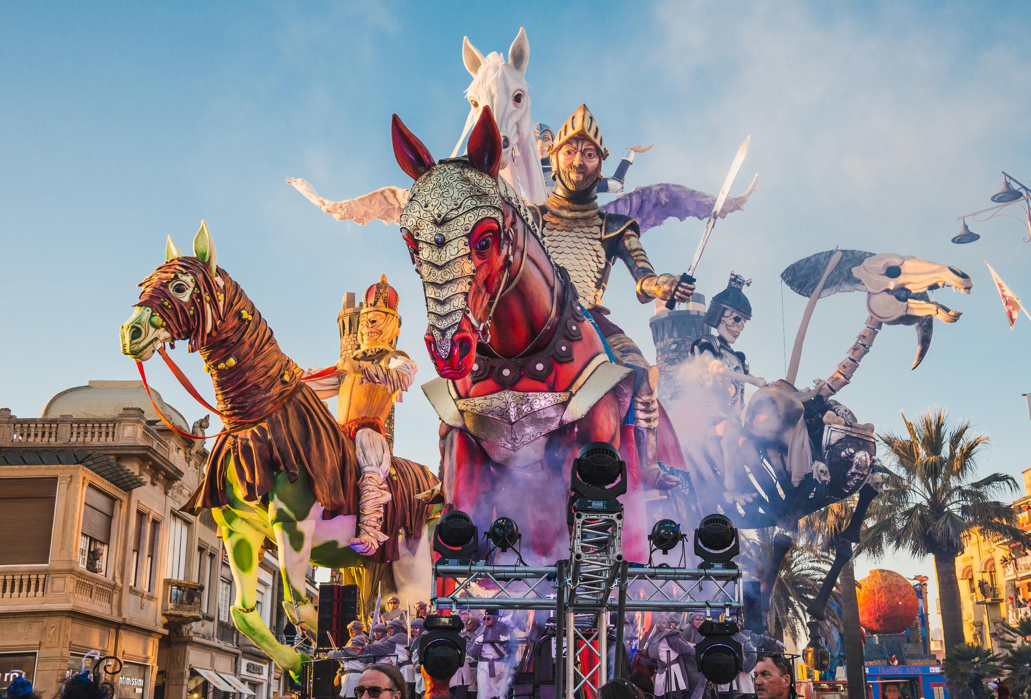 Carnevale Di Viareggio Si Alza Il Sipario Lapertura Il Corso E I Fuochi