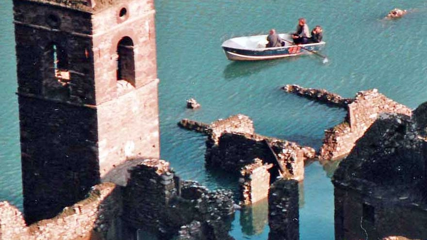 Il lago di Vagli e il paesino Fabbriche di Careggine (foto Borghesi)