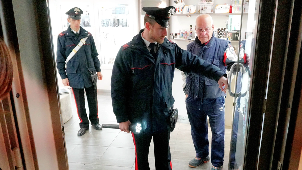 I carabinieri alla gioielleria Oro Kappa per le indagini dopo la rapina. I banditi furono arrestati in breve tempo dalla Squadra mobile di Padova