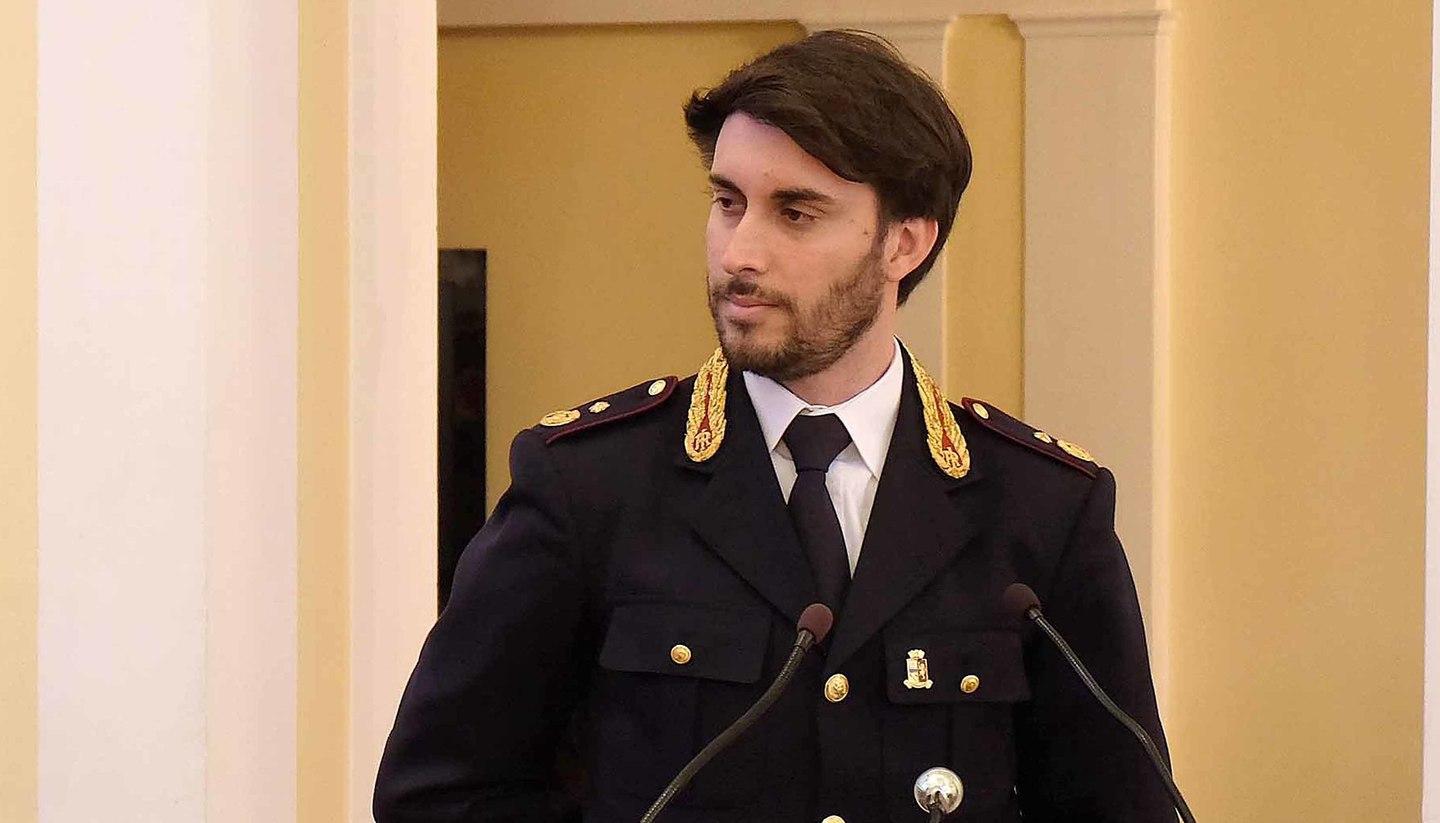 Si presentava con un distintivo della Polizia, era una truffa