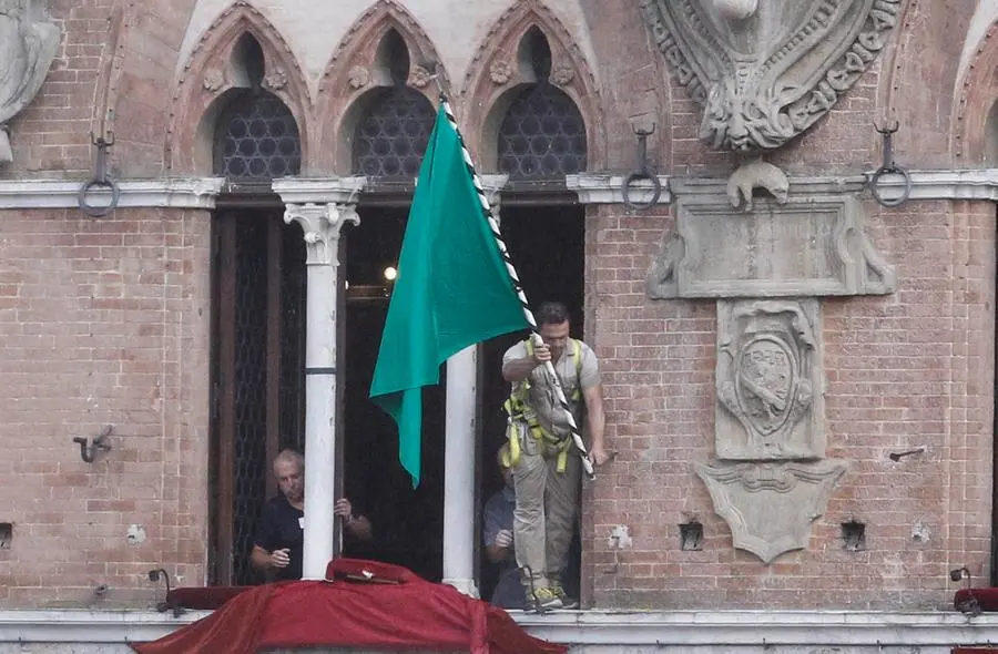 Palio di Siena, beffa maltempo: rinvio per la pioggia