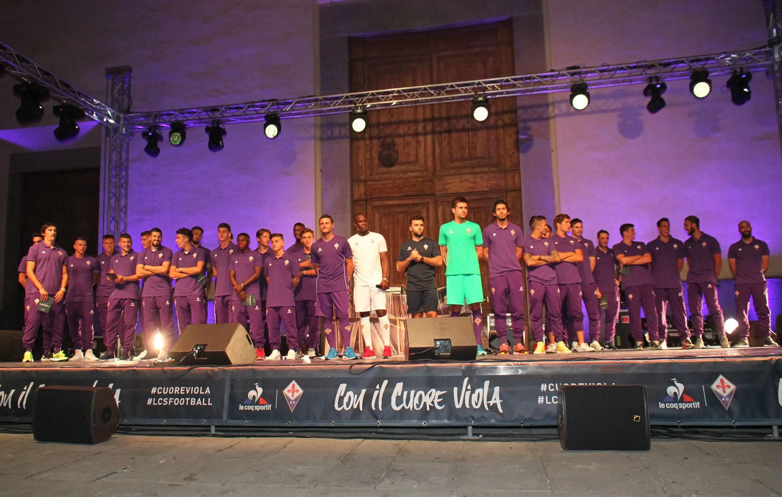 Piazza Santo Spirito si tinge di viola nell'abbraccio alla Fiorentina / VIDEO