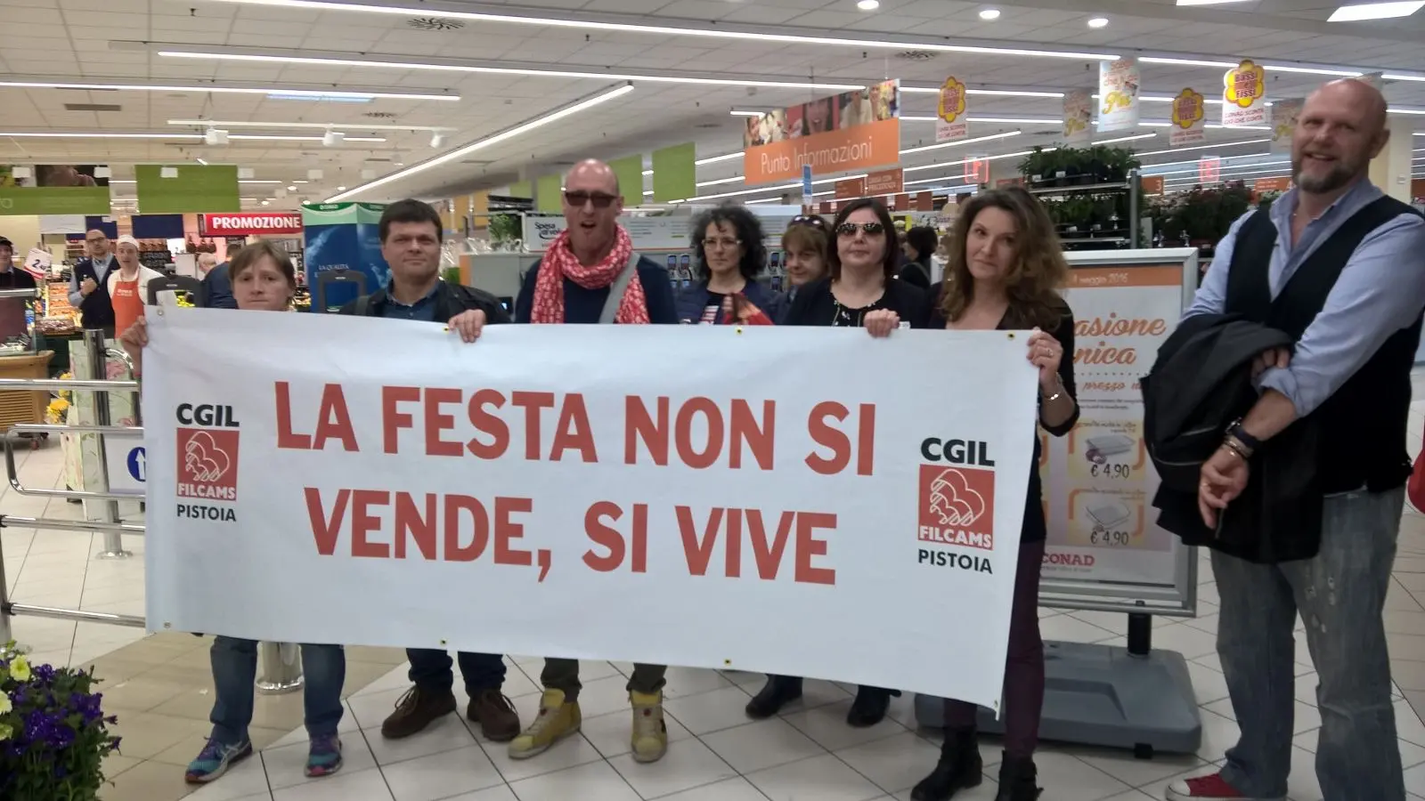 Primo maggio, protesta della Cgil per le aperture ma i supermercati sono pieni