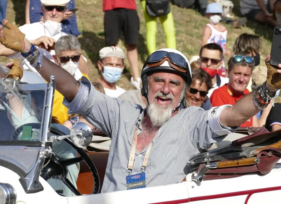 L’abbraccio di Prato al Mille Miglia show Città in festa per la parata delle auto gioiello