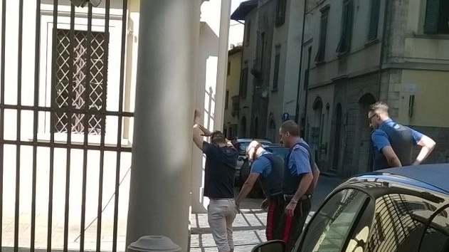 I carabinieri controllano il cinese in via Pugliesi: spariti machete e pistola