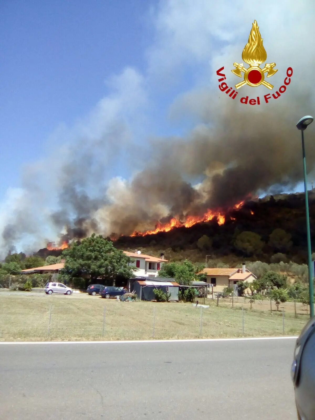 Maxi incendio, il racconto dei testimoni: "Il cielo si è oscurato"