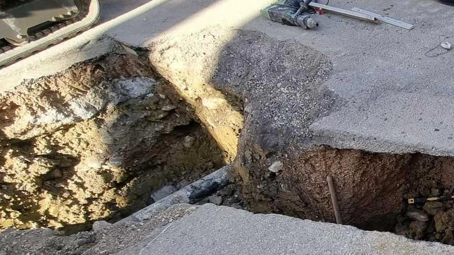 Operaio muore in cantiere. Travolto e ucciso a 49 anni dallo smottamento di terra. La tragedia a Valfabbrica