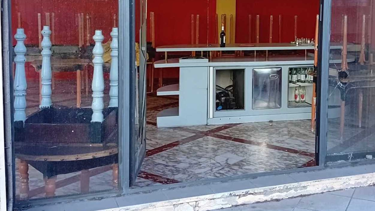 La porta dell’ex hotel Impero rimasta aperta dopo che alcune persone si sono introdotte all’interno della struttura