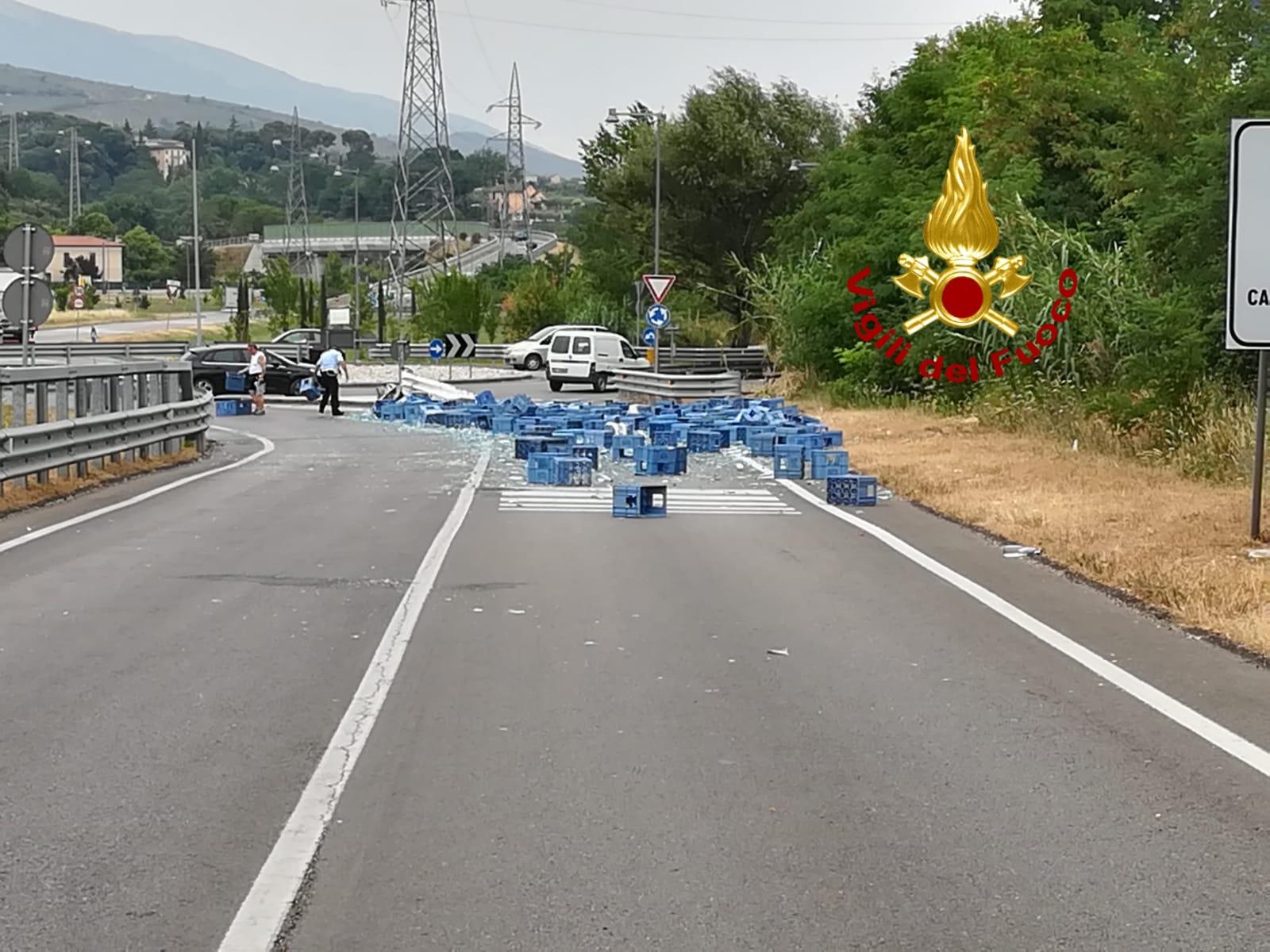 Camion Perde Il Carico Di Bottiglie D'acqua, L'asfalto Ricoperto Dai ...