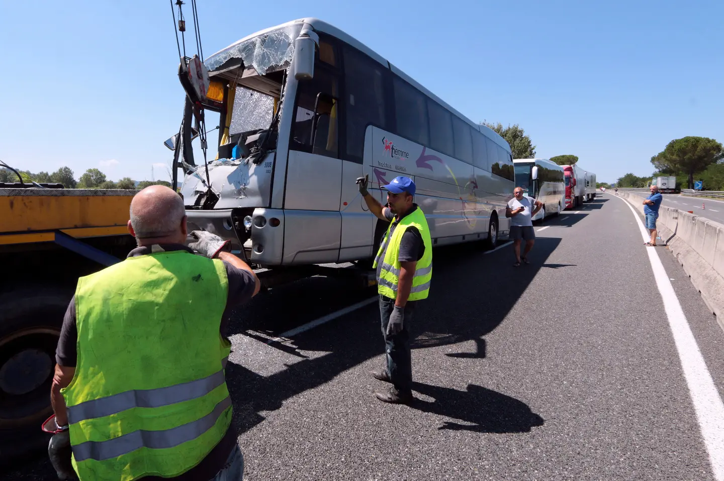 Pullman Contro Camion Sulla Fi-Pi-Li, Tre Feriti E Traffico In Tilt / FOTO