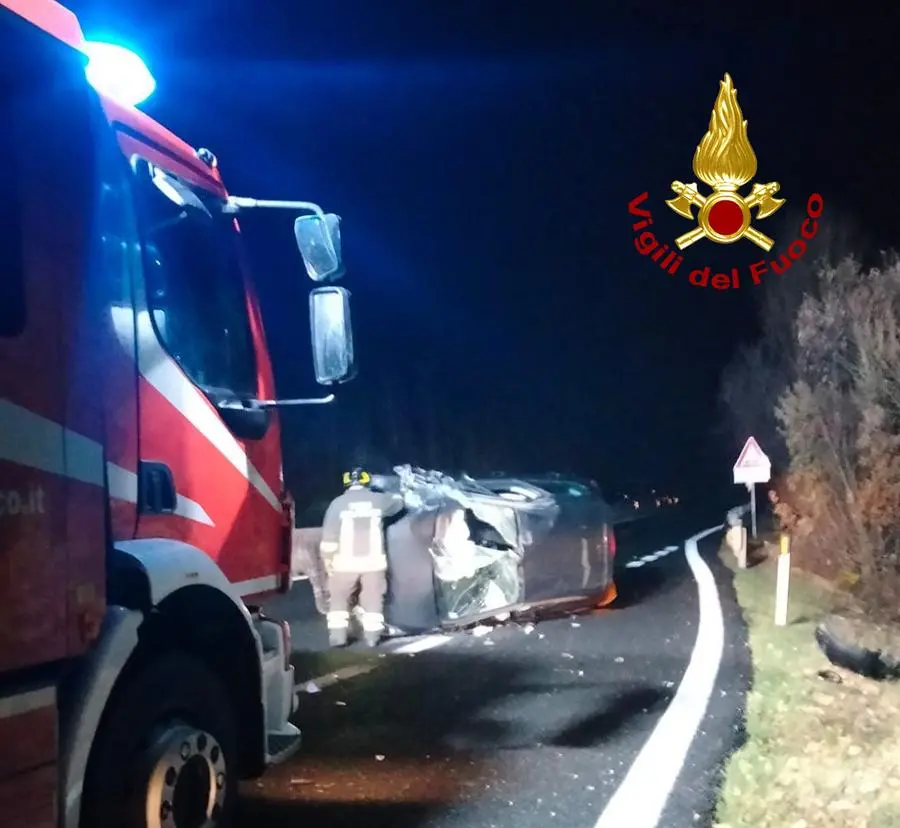 Incidente stradale, ambulanza finisce fuori strada