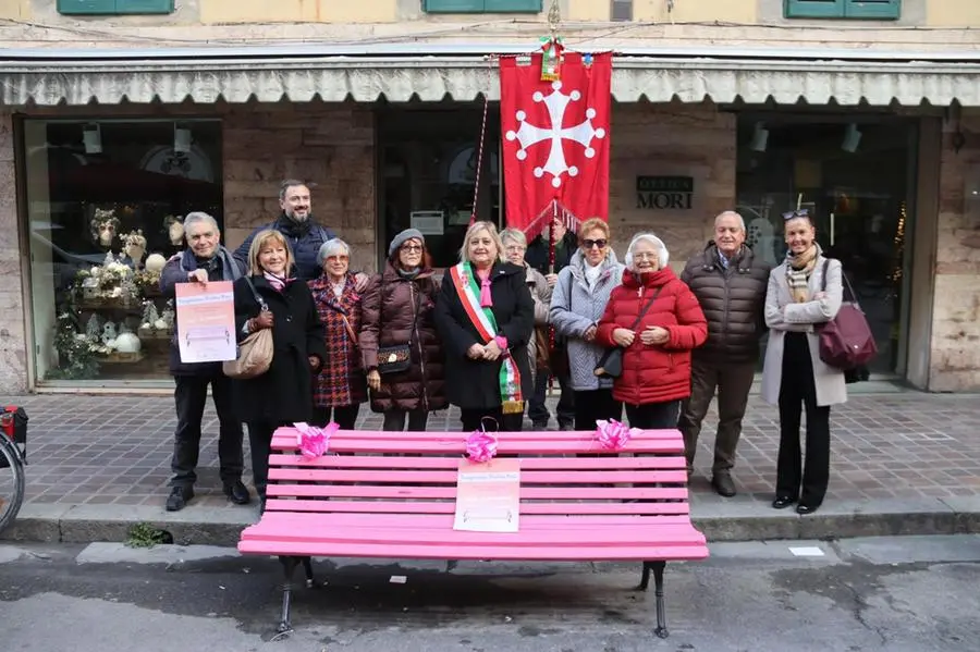 Una panchina rosa in Borgo Largo per sostenere la prevenzione dei tumori