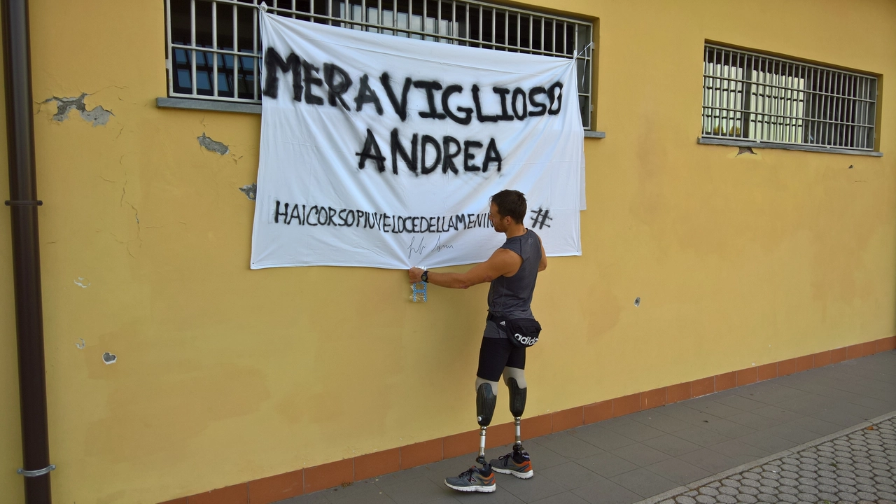 Lanfri davanti a uno striscione scritto per lui