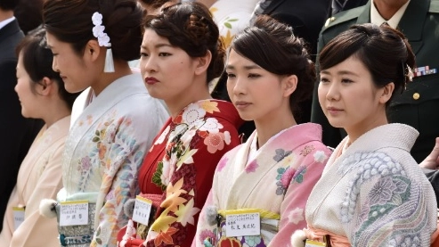 Ragazze giapponesi con il tradizionale kimono