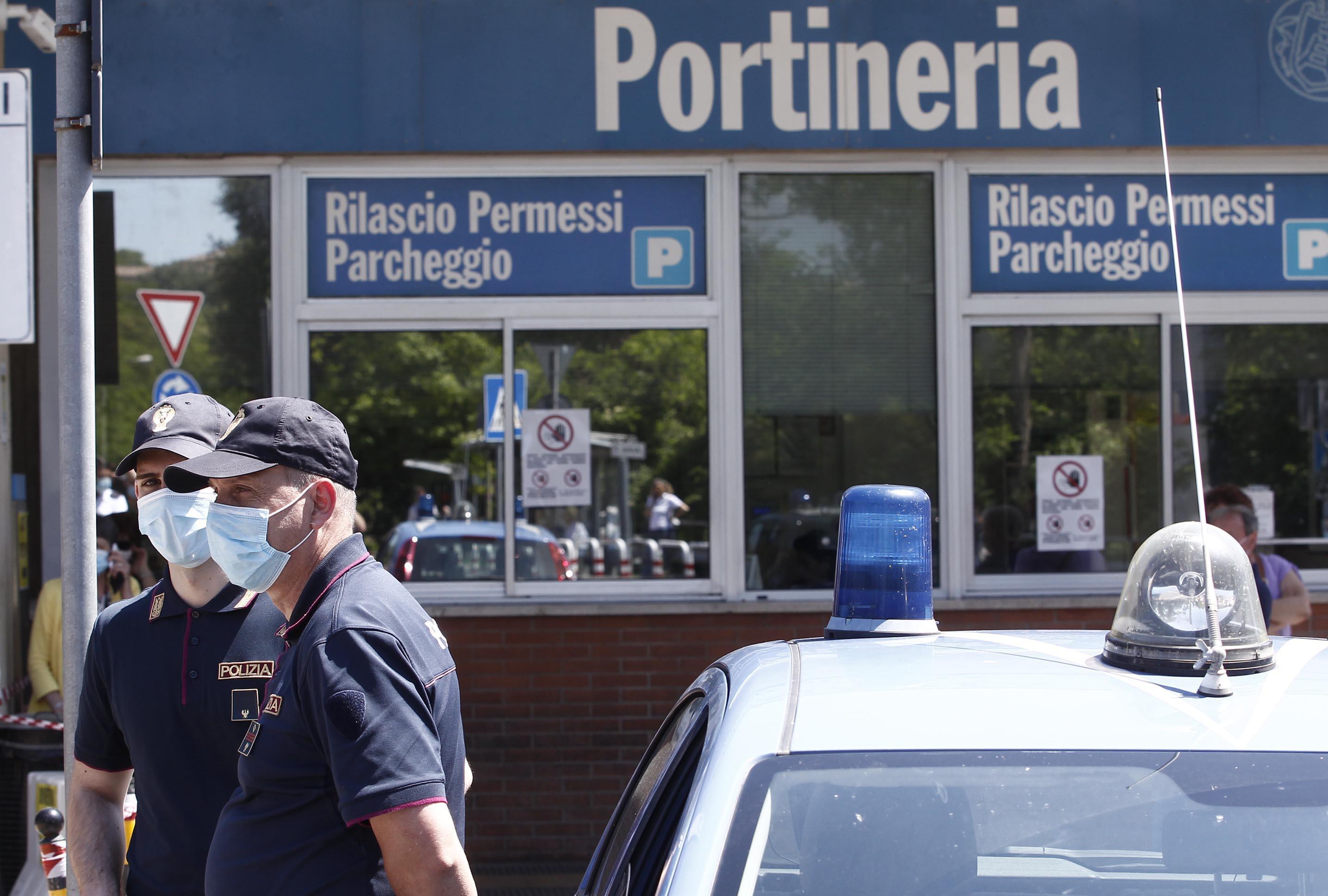 Covid Rimane Lobbligo Di Mascherine Dentro Il Policlinico