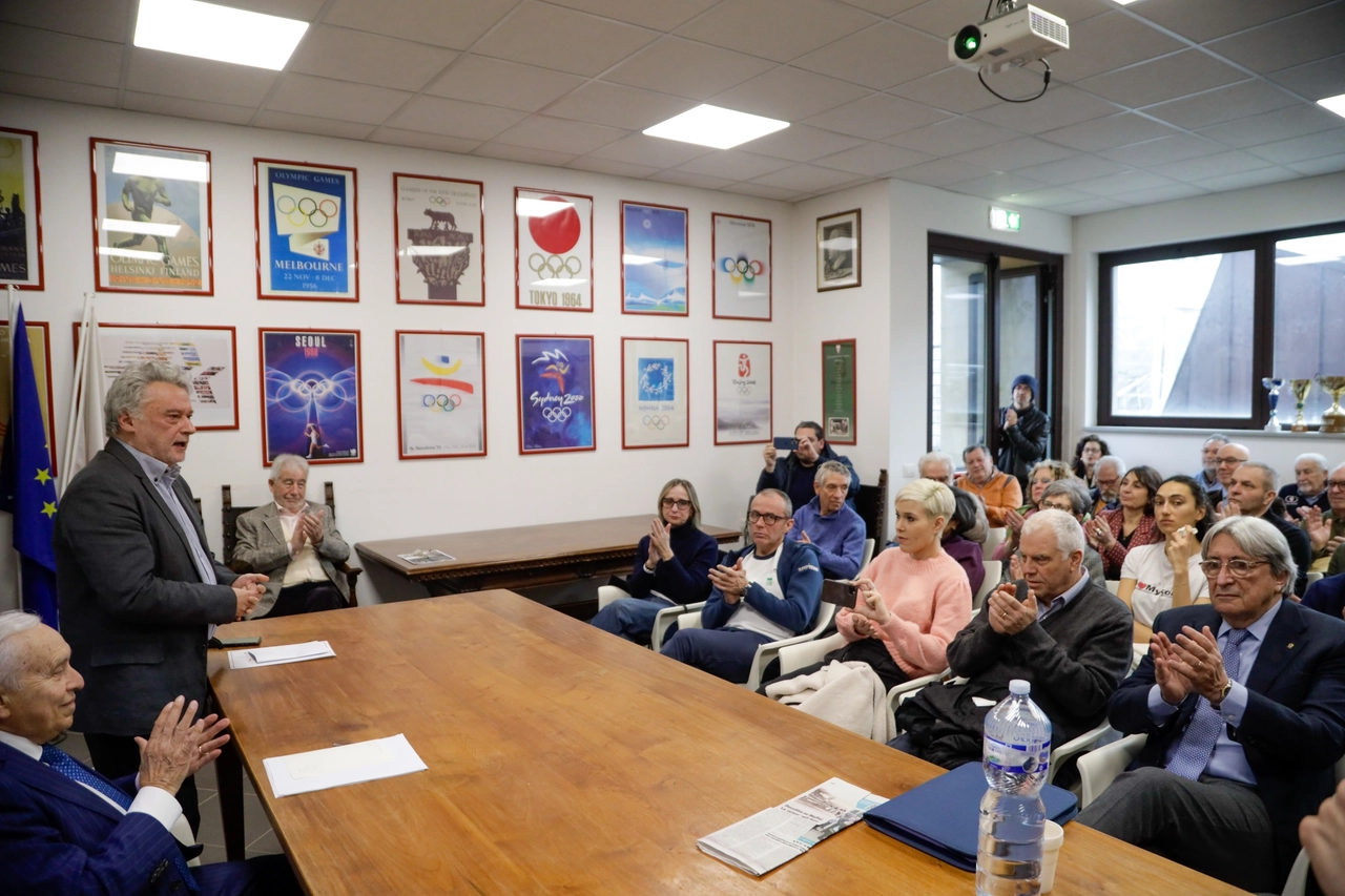 La presentazione del documentario: in piedi l'autore, Roberto Davide Papini (Fotocronache Germogli)