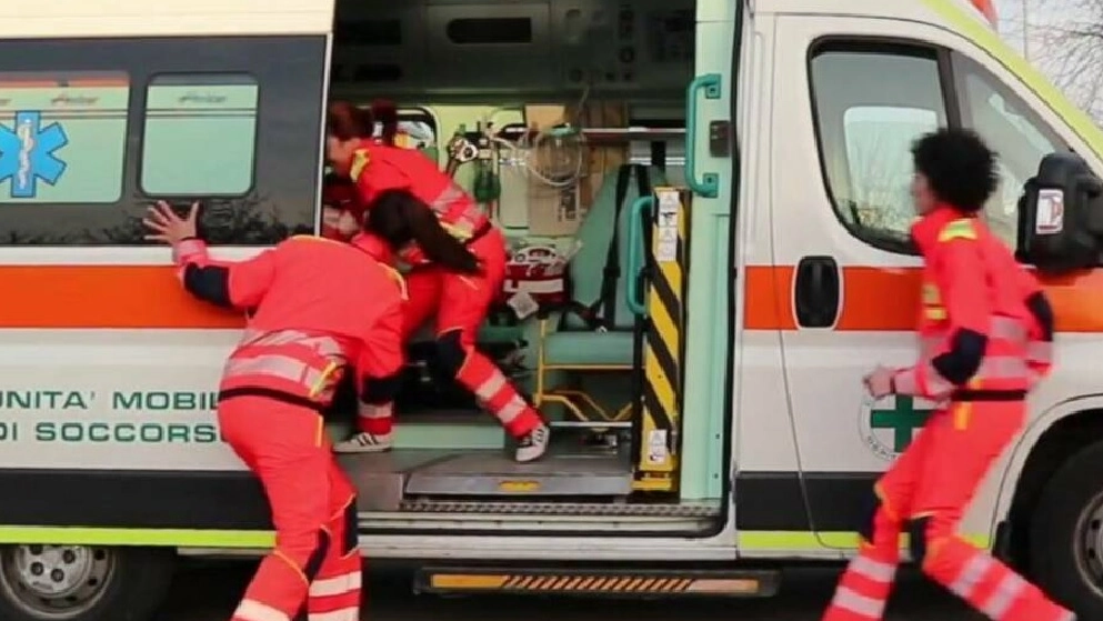 Soccorsi di un'ambulanza (foto di repertorio)