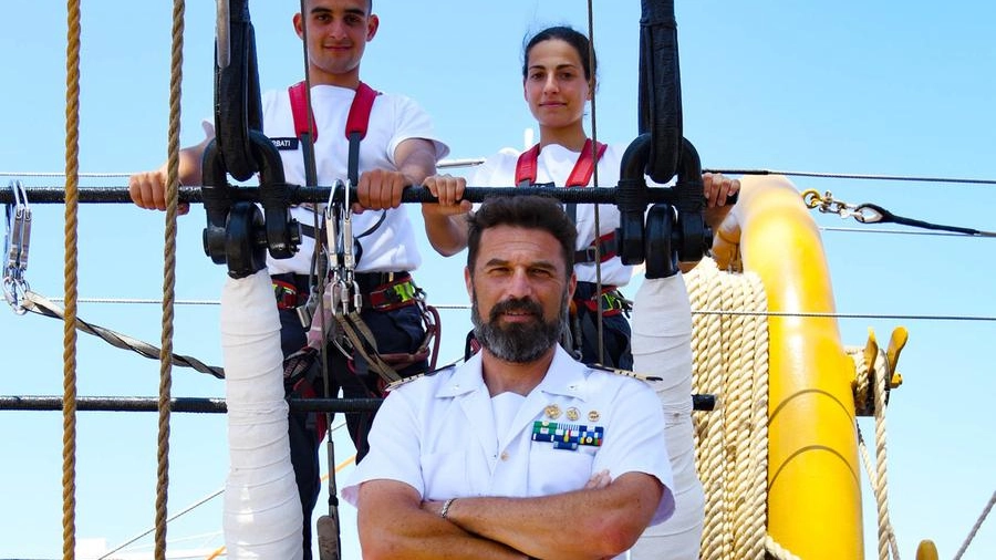 Il comandante Gianfranco Bacchi e i due allievi spezzini Mirko Barbati e Alessia Civilli