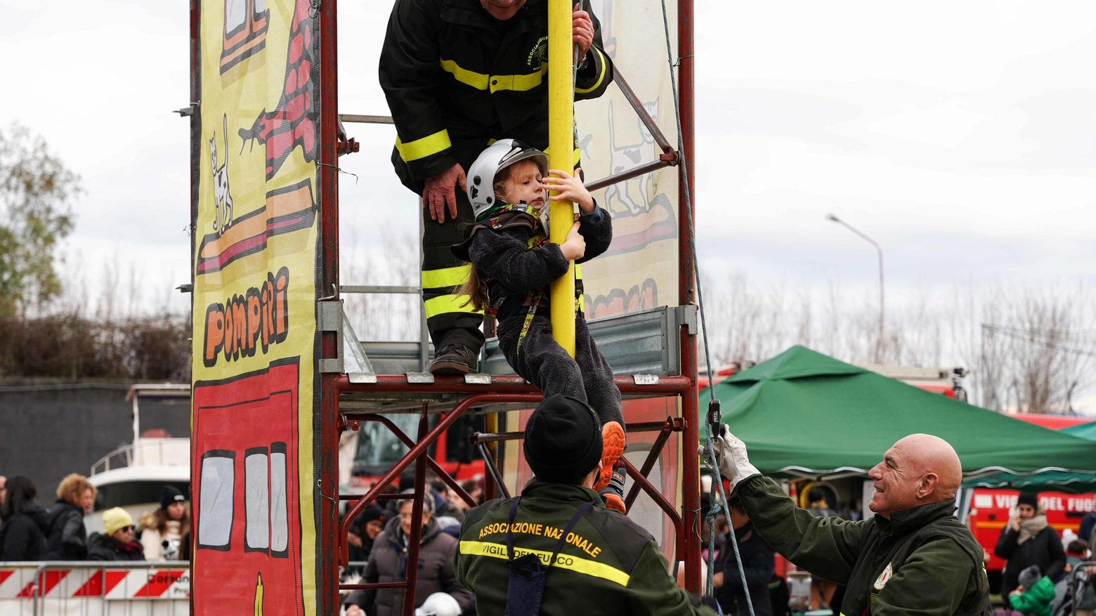 Tanti piccoli pompieri. Una festa a Cadimare. I bambini imparano a spegnere gli incendi