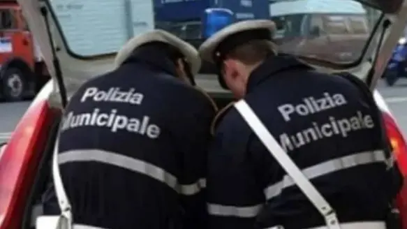 Non si ferma all'alt della municipale e nella fuga 'buca' il semaforo rosso