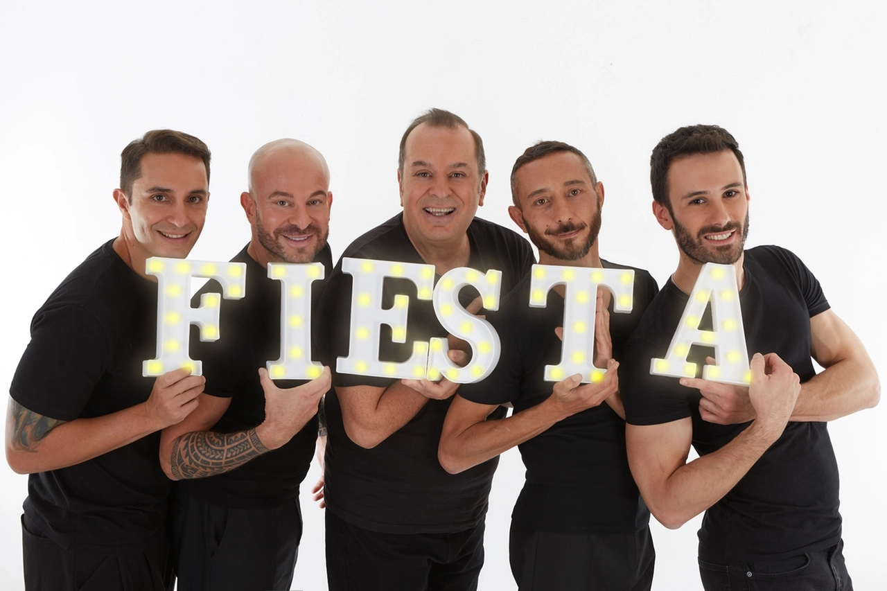 Fabio Canino, al centro, con il cast di "Fiesta!"