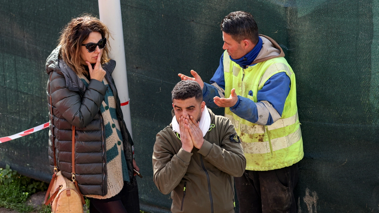 La disperazione degli operai nel cantiere Esselunga di via Mariti (Foto Germogli)