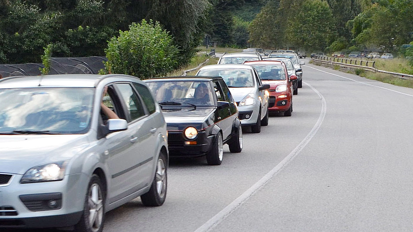 Auto in coda sulla Statale dell'Abetone e del Brennero (foto Borghesi)