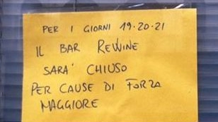 Il cartello esposto dal bar